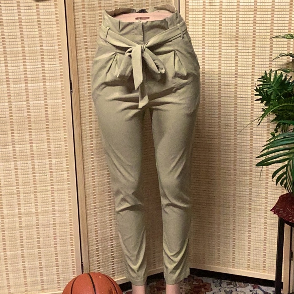 HERA COLLECTION STRETCHY PANTS. NWT